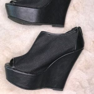 STEVE MADDEN • BLACK WEDGES